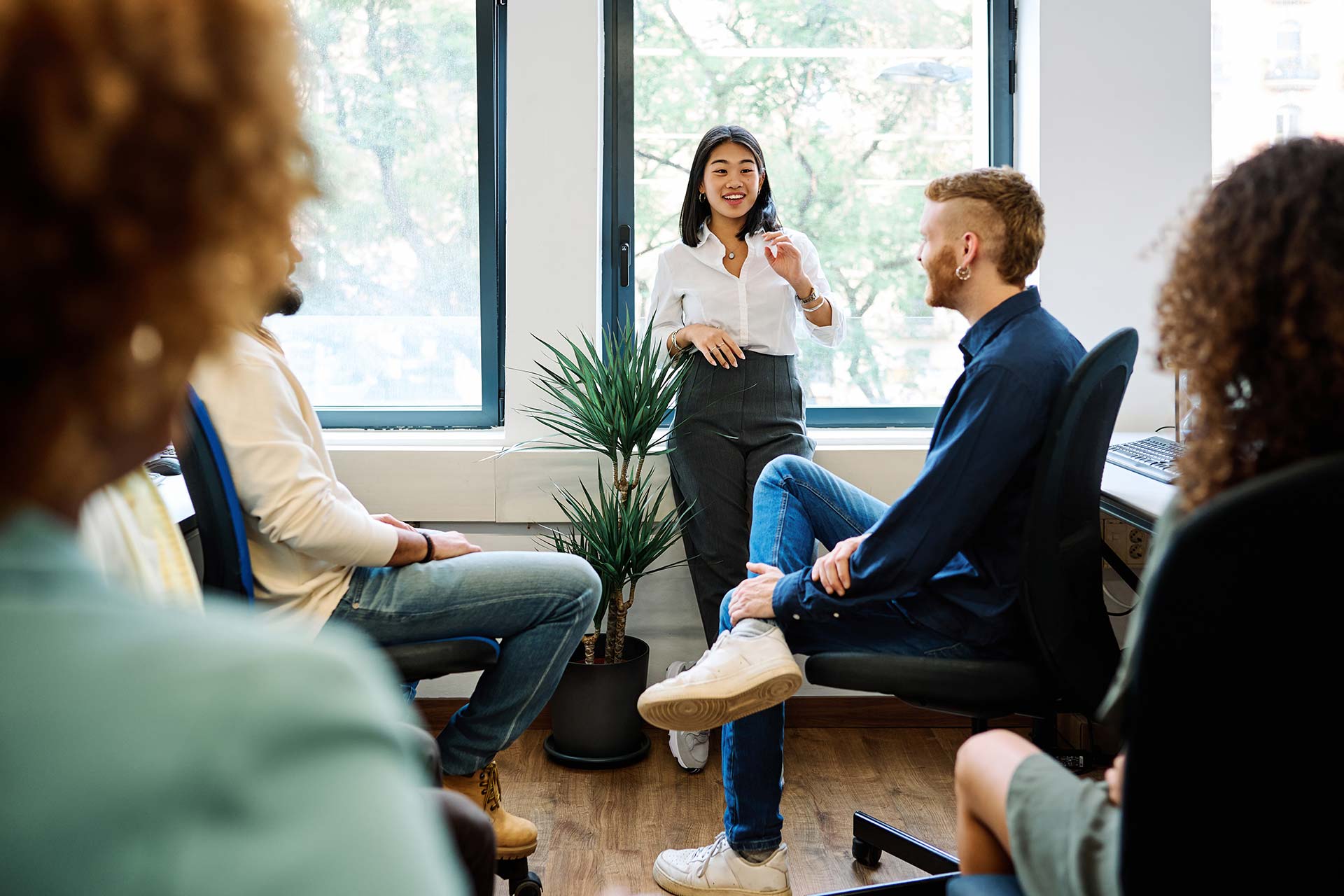 IT support consultant leading a small team meeting in a Massachusetts office